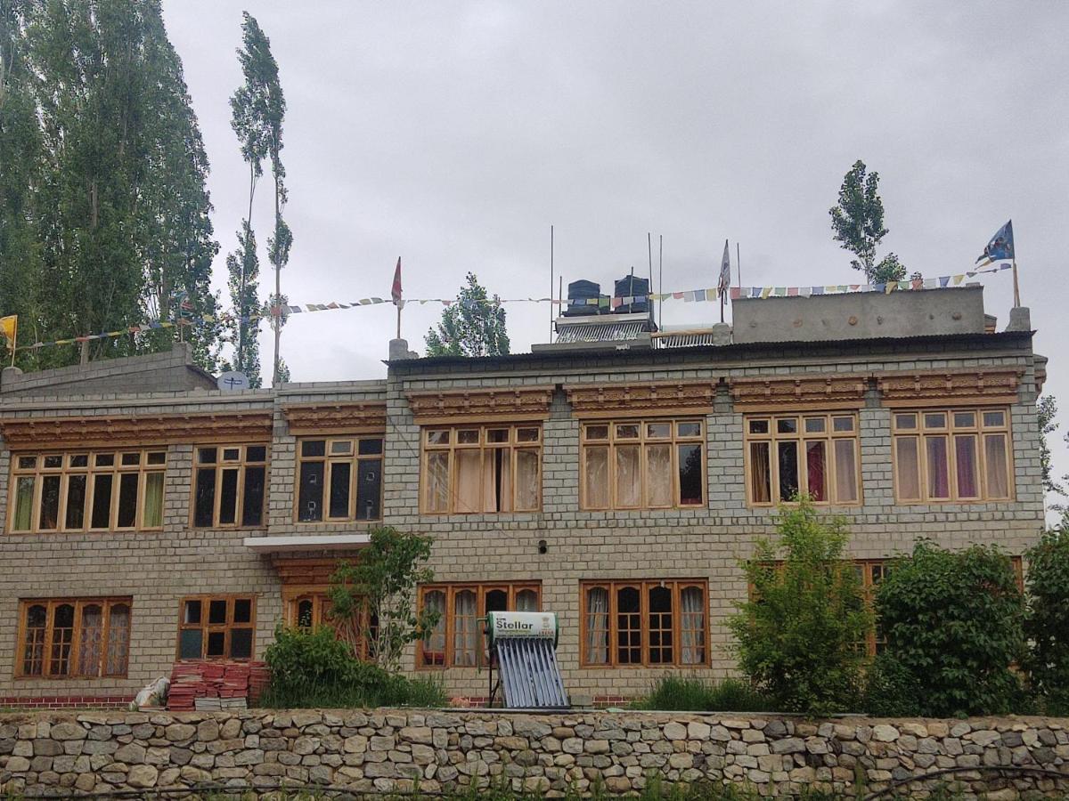 Streamlet Homestay 레 외부 사진